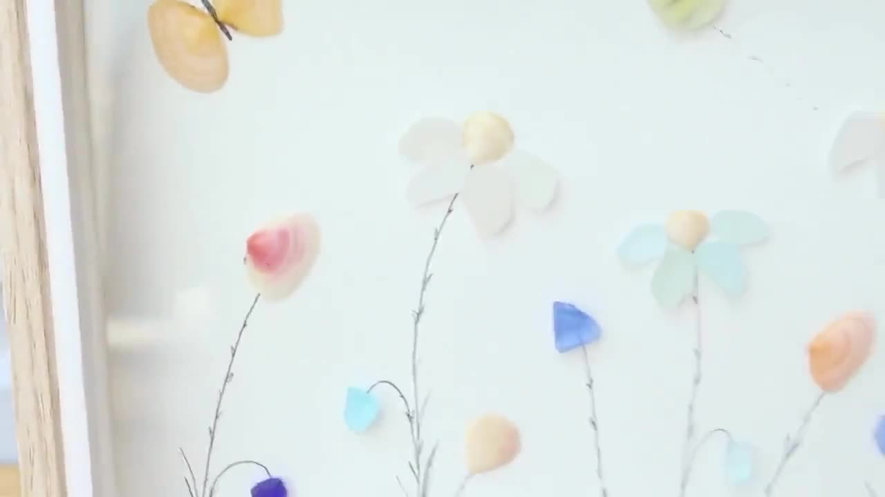 コーンウォールのシーグラスと貝殻の花畑の壁掛けアート - 額装された