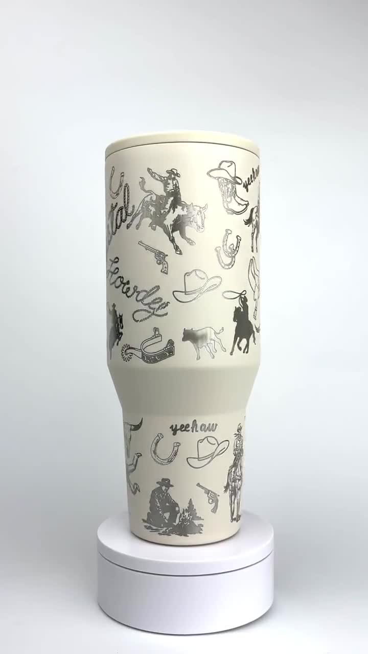 Jarra de agua Rodeo de 32 oz/40 oz, ideal como regalo para un viajero con grabado de vaquero, jarra de agua personalizada con nombre grabado para regalar o para una boda, ideal para amantes del oeste. video poster