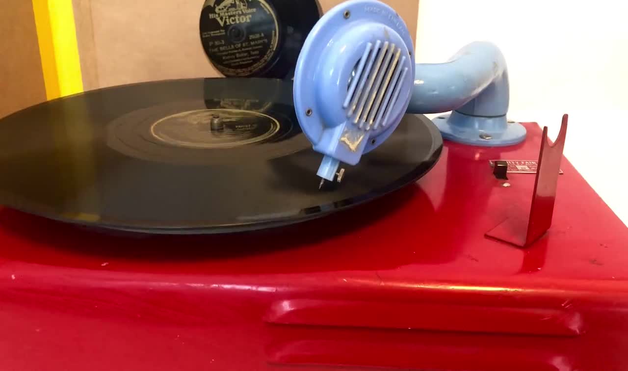 Working Vanity Fair Co. Acoustical Model #500 Phonograph / 1940