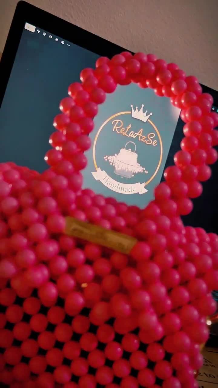 Un elegante bolso de noche rosa, hecho a mano al estilo de JACQUEMUS. video poster
