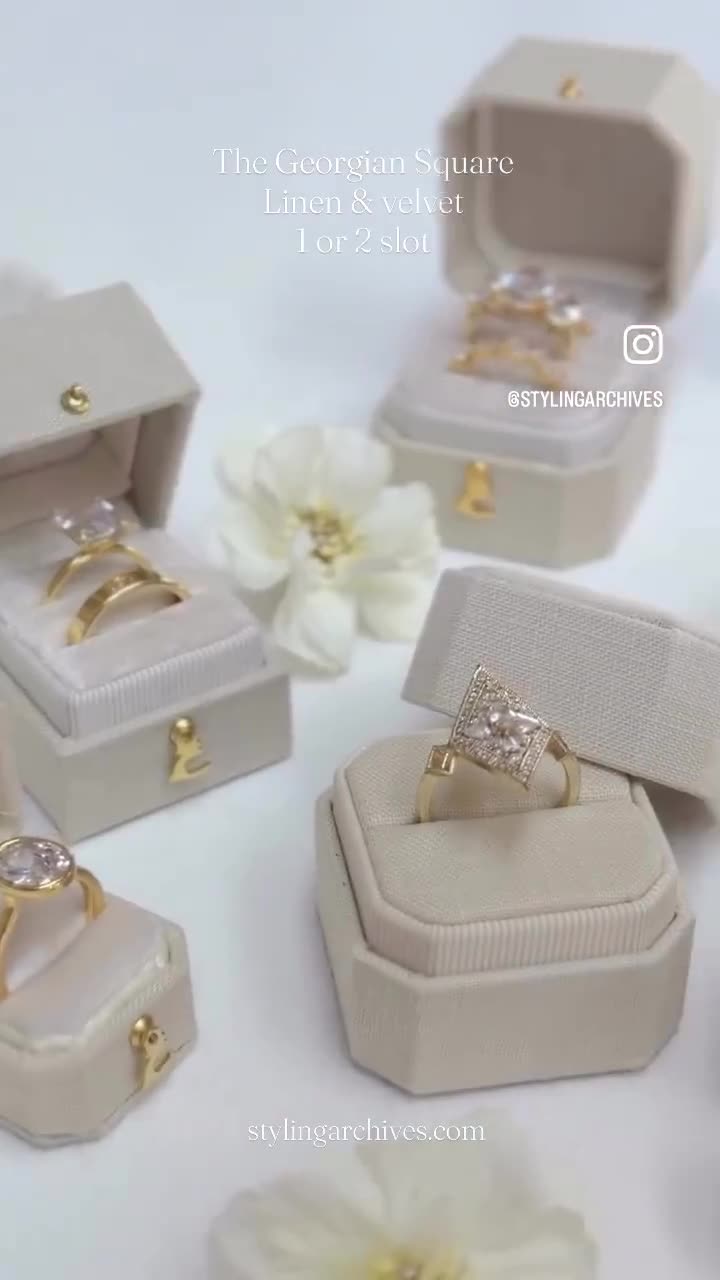 Caja para anillos de 1 o 2 ranuras, estilo georgiano cuadrado, lino y terciopelo, ideal para pedidas de mano, colores negro, blanco y negro. video poster