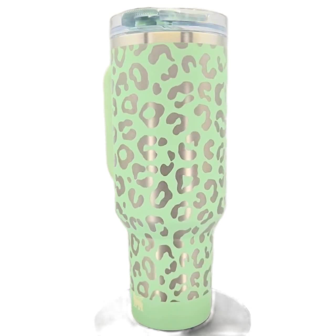 Vaso Stanley ProTour Leopard de 40 oz, envoltura completa grabada con láser, nombre personalizado en el asa, regalo de la Copa Stanley en tonos pastel video poster