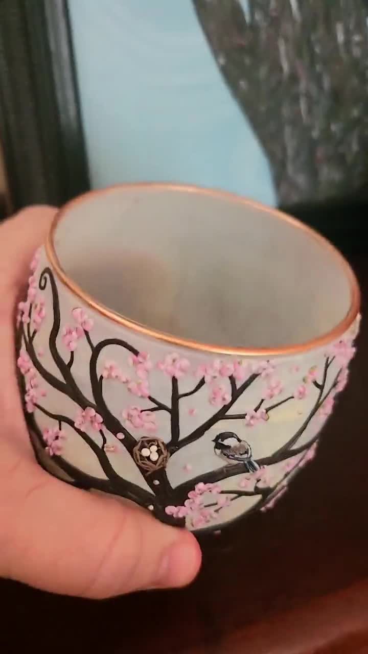 Pequeña mamá carbonera y su nido con huevos, esculpidos con arcilla polimérica sobre un portavelas de vidrio reciclado. video poster