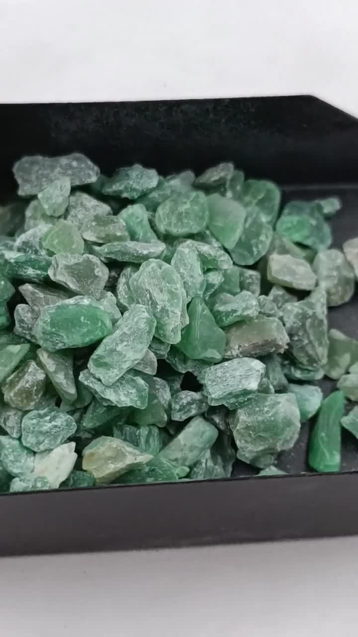 翡翠 粉砕された天然グリーン ジェイド 粗粒 4-6 MM 宝石粉末 木工品