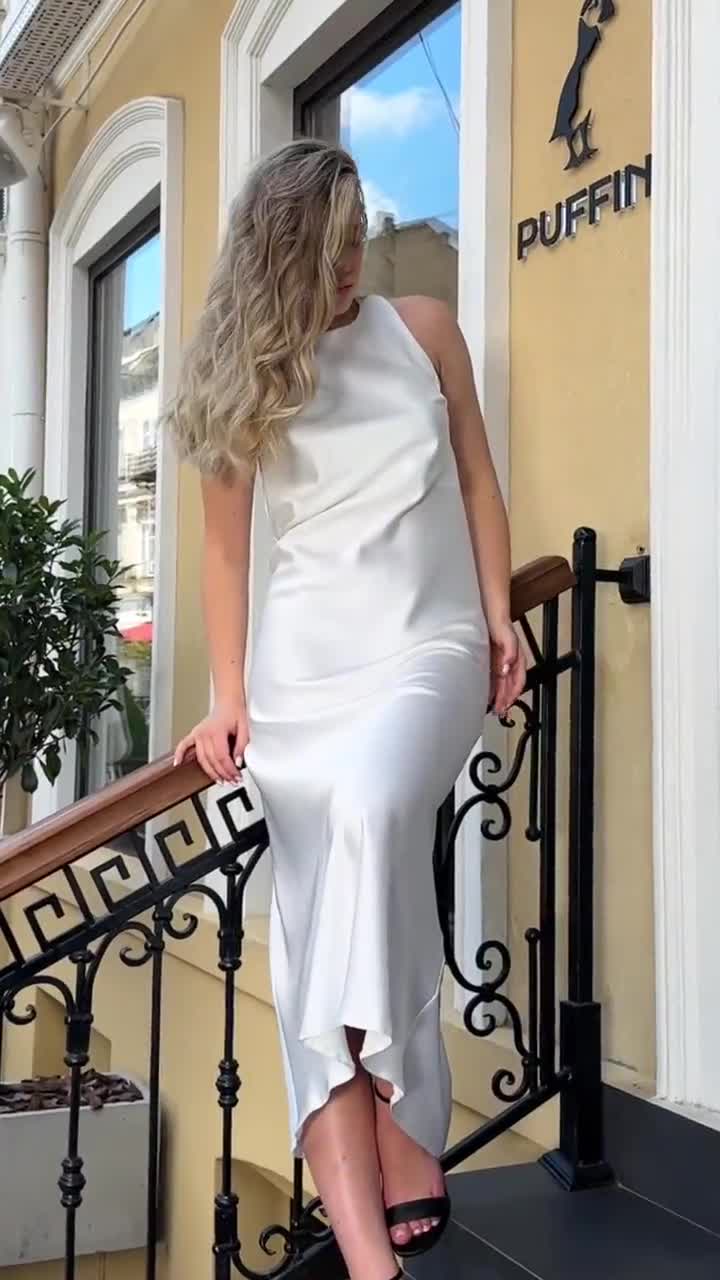 Fashion Vintage Ladies Dresses Elegant Italian Silk Satin Slip Dress:  Classic White, Relaxed Fit