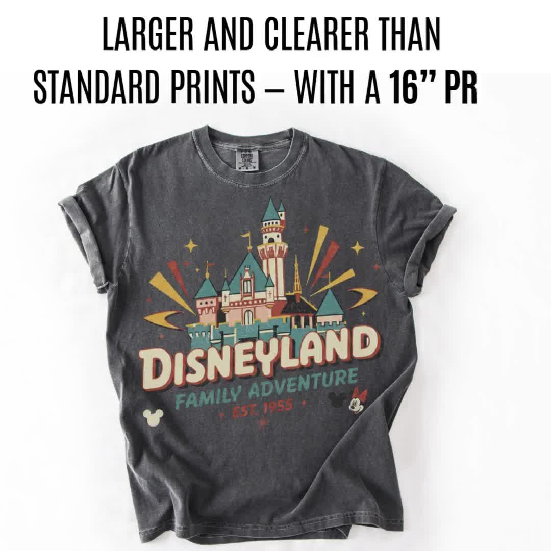 Camiseta retro de viaje familiar a Disneyland con colores cómodos, camiseta vintage con castillo de Disney, camiseta de aventura familiar de Disneyland (1955), camiseta para amantes de Disney video poster