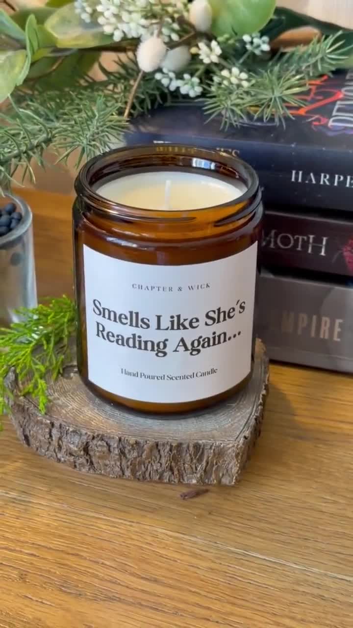 Smells Like She's Reading Again, kaars met boekthema, cadeau-idee, schoolse inrichting, boekenliefhebber, Booktok video poster