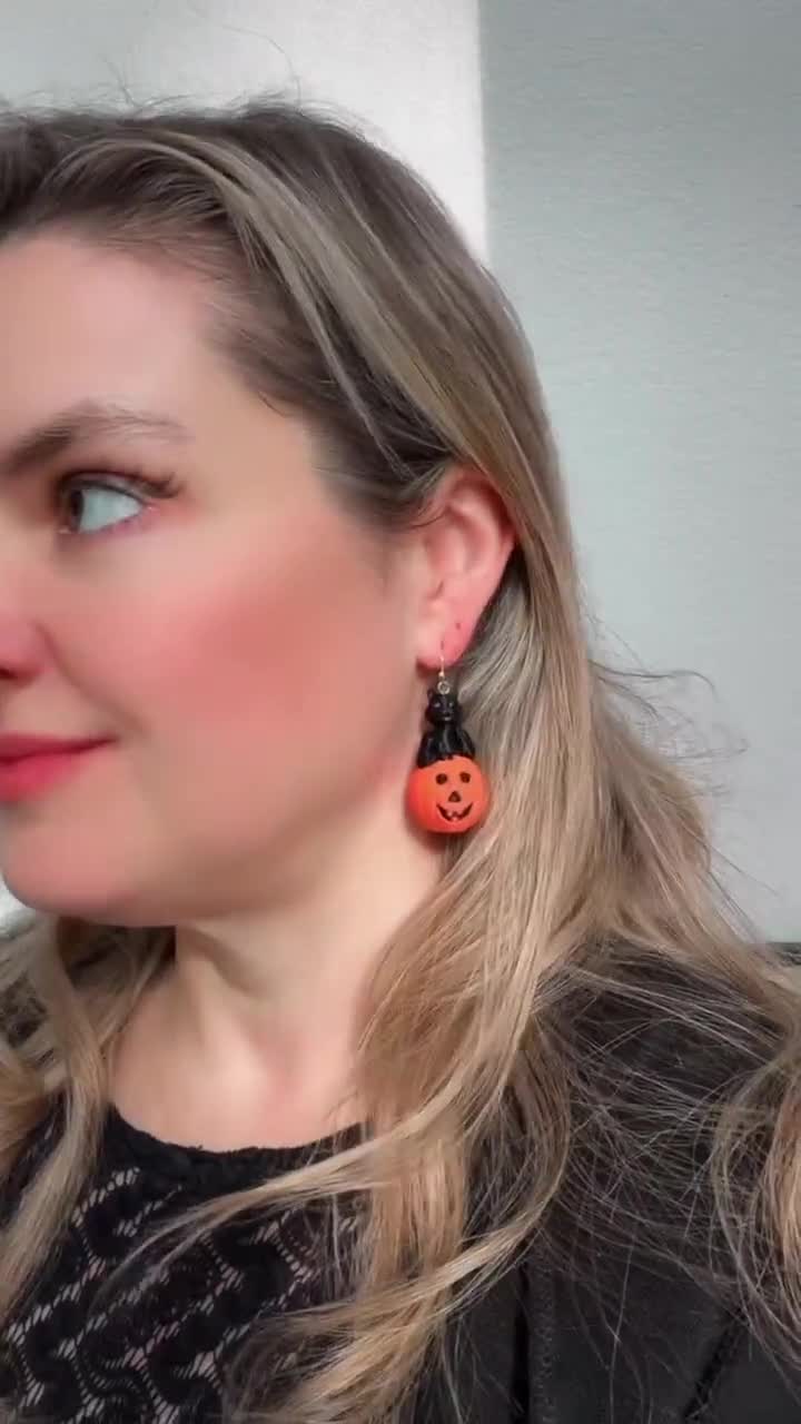 Vintage-Inspired Black Cat on Jack-O’-Lantern Keychain video poster