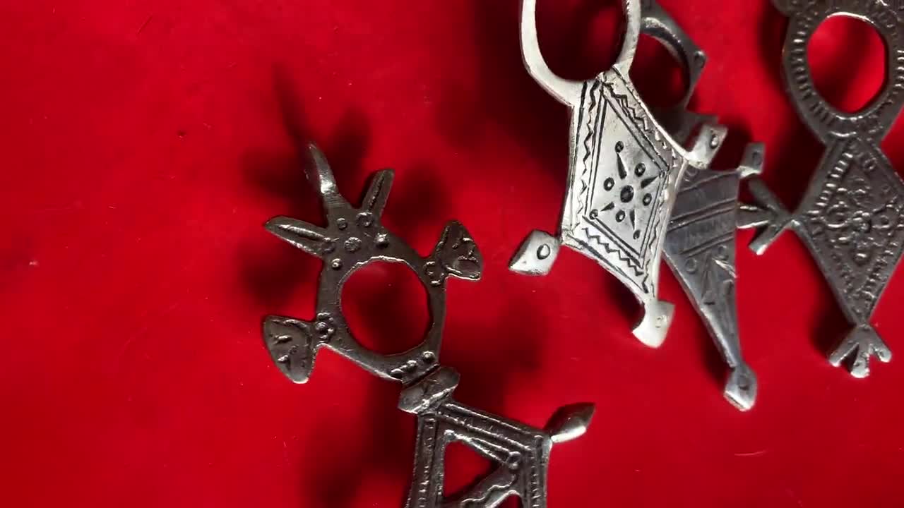 モロッコのトゥアレグスタイルの十字架の手彫りペンダント - 各種