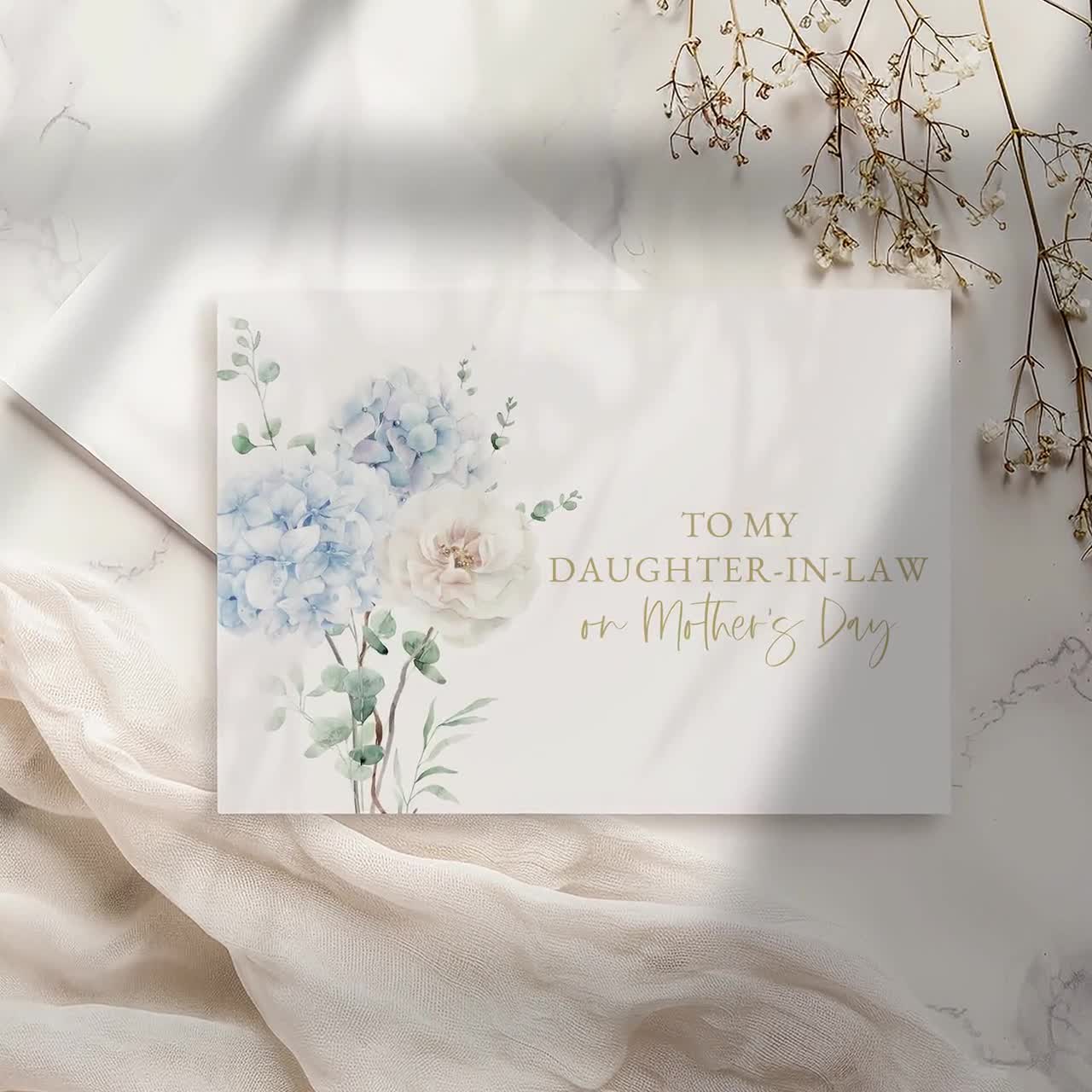 Wydrukowana kartka z kopertą na Dzień Matki – Kwiatowe życzenia DIY dla synowej, 5x7, do pobrania w wersji cyfrowej video poster