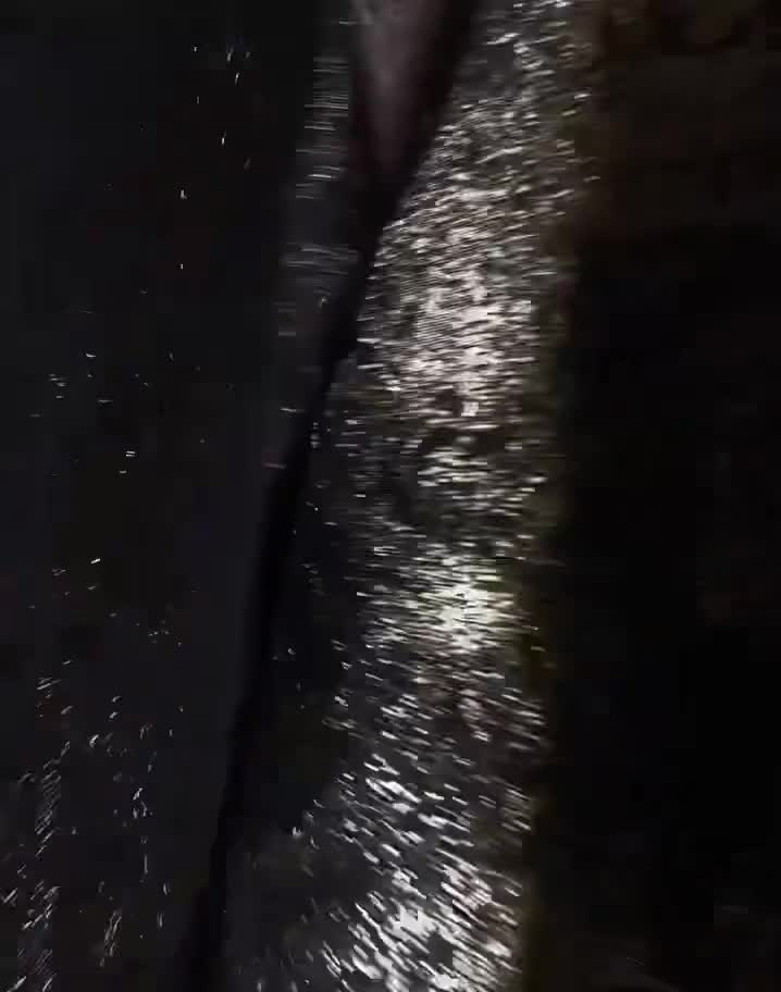 Tejido de diseño para chaqueta y pantalón en jacquard bicolor negro y dorado con efecto lavado a tinta y textura brillante irregular. video poster