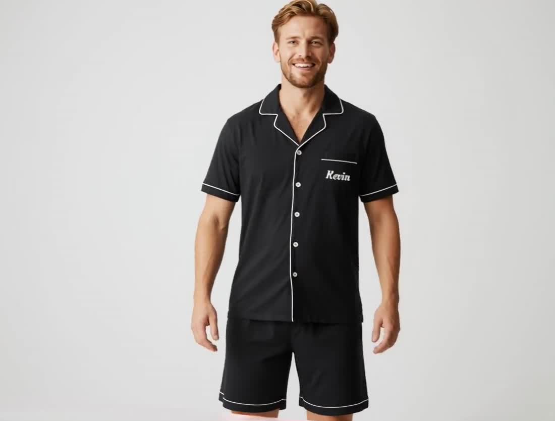 Aangepaste korte pyjama van zacht katoen voor heren Aangepaste tekst, logo's en namen Ademende pyjama voor hem Romantisch cadeau Cadeau bruidegom Zomer relaxset Cadeau voor hem video poster
