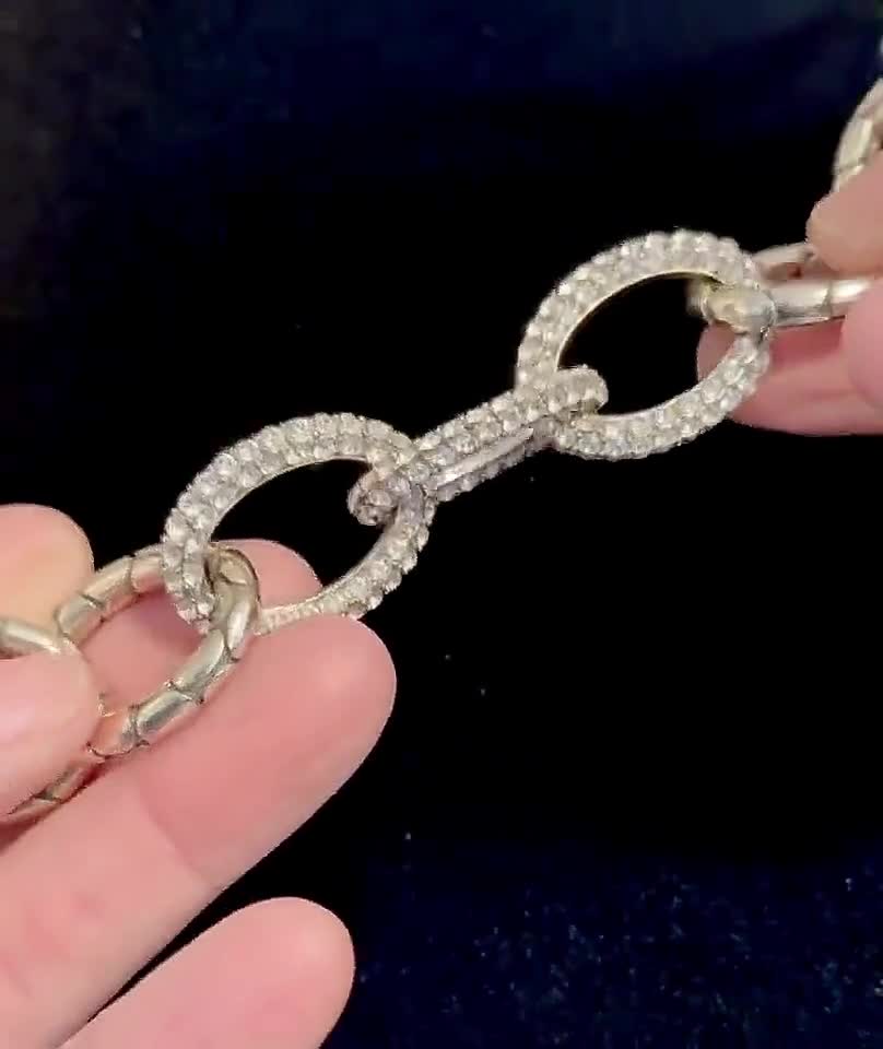 Collar y pendientes Brighton de eslabones ovalados de cristal y guijarros, tono plateado video poster