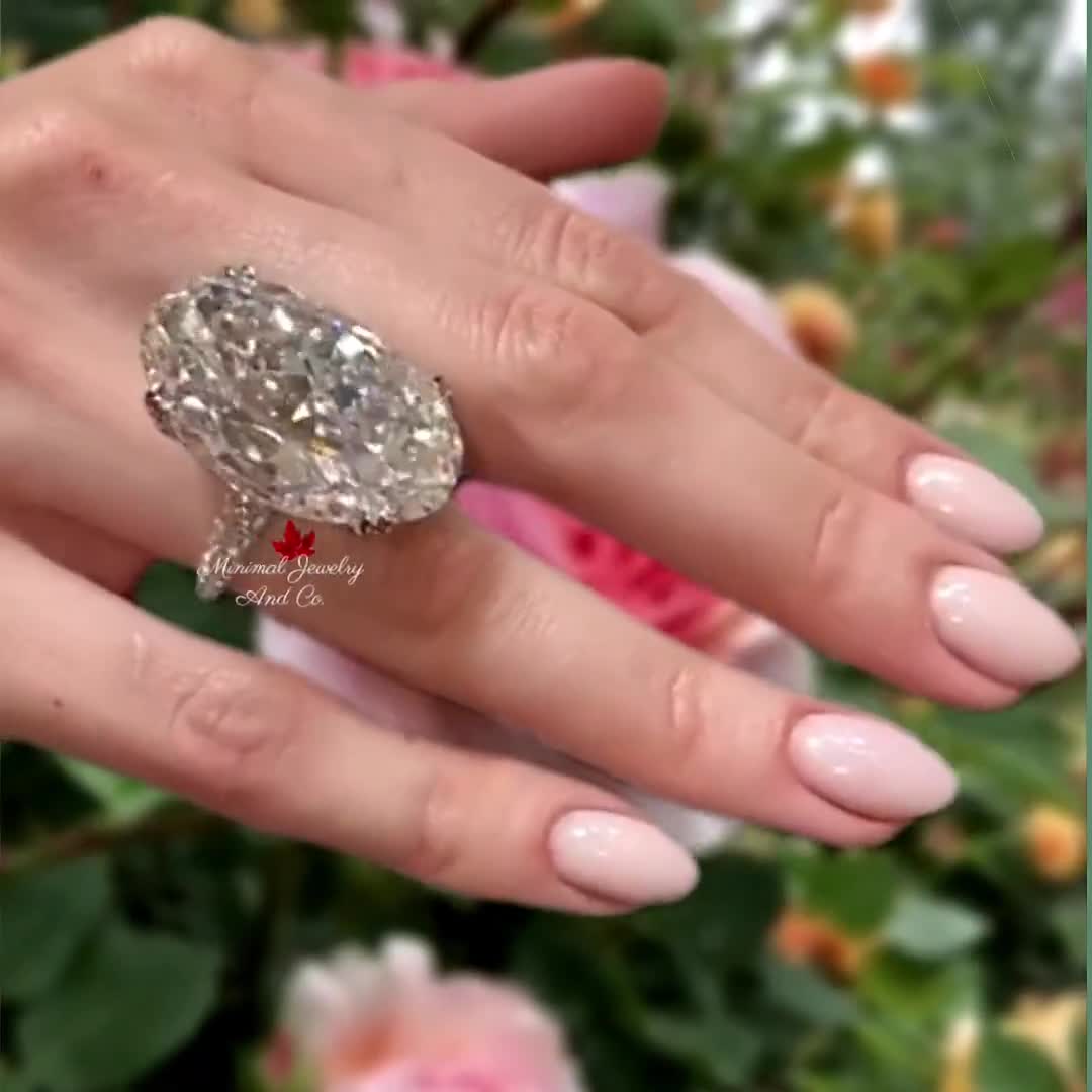 20カラットのオーバル型ソリティアモアッサナイト婚約指輪、大きな