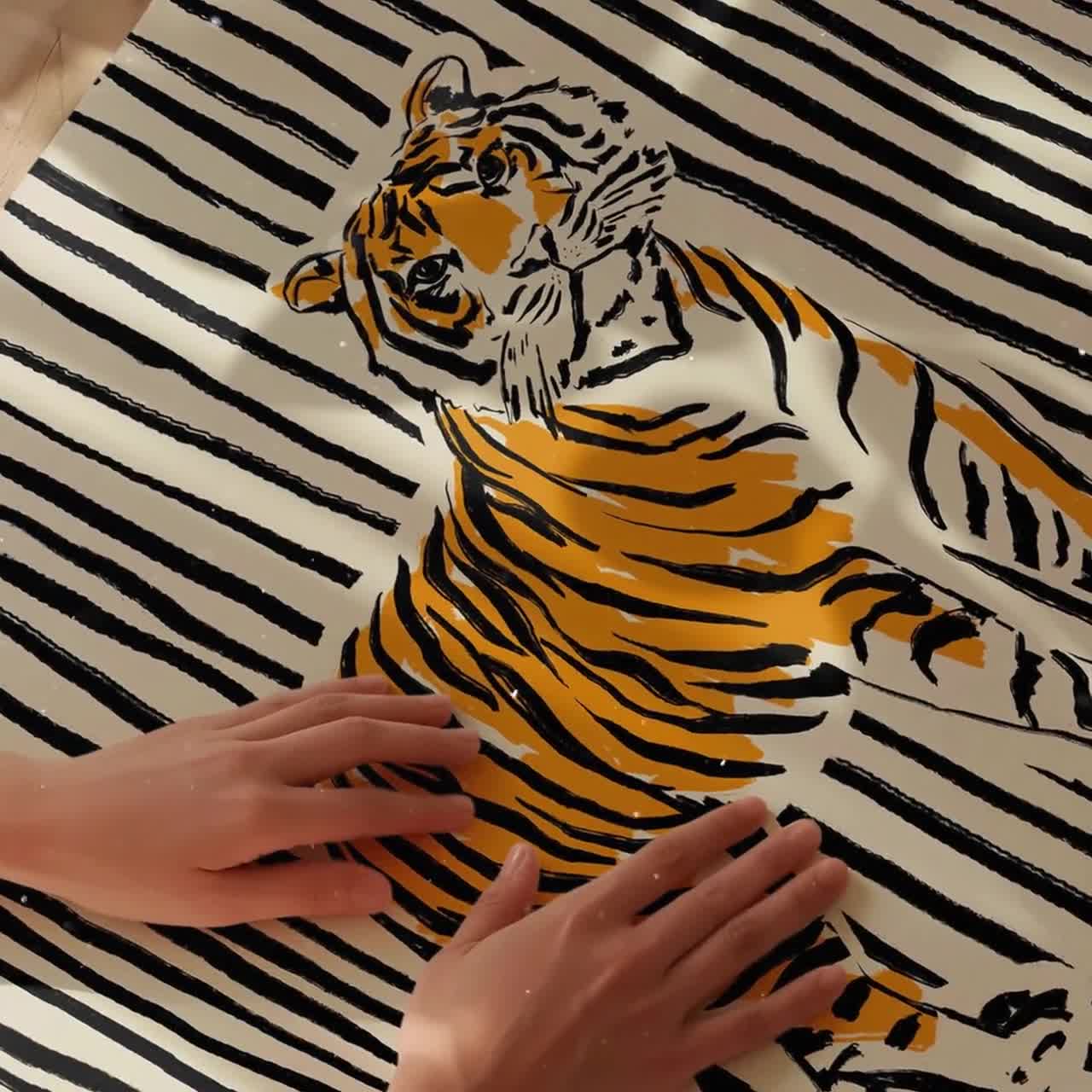 ストライプの背景に抽象的な虎：現代的なイラストプリント、大きな壁