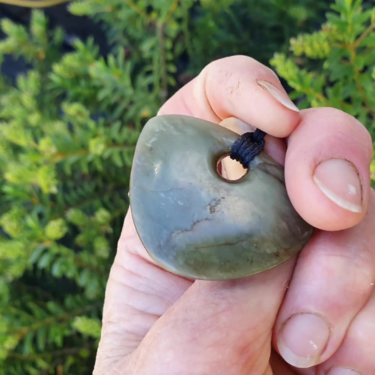 ニュージーランドのグリーンストーン、またはポウナムの生命の輪の