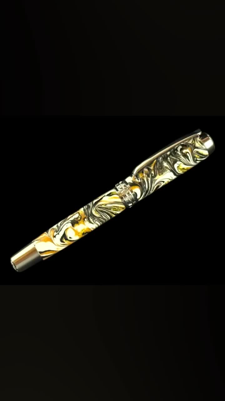 Pluma estilográfica Imperial Gold / Titanio negro / Hecha a mano por Highlander video poster