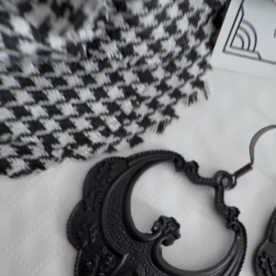 Orecchini in stile Art Déco argento e nero: gioielli vistosi e di grande impatto. video poster