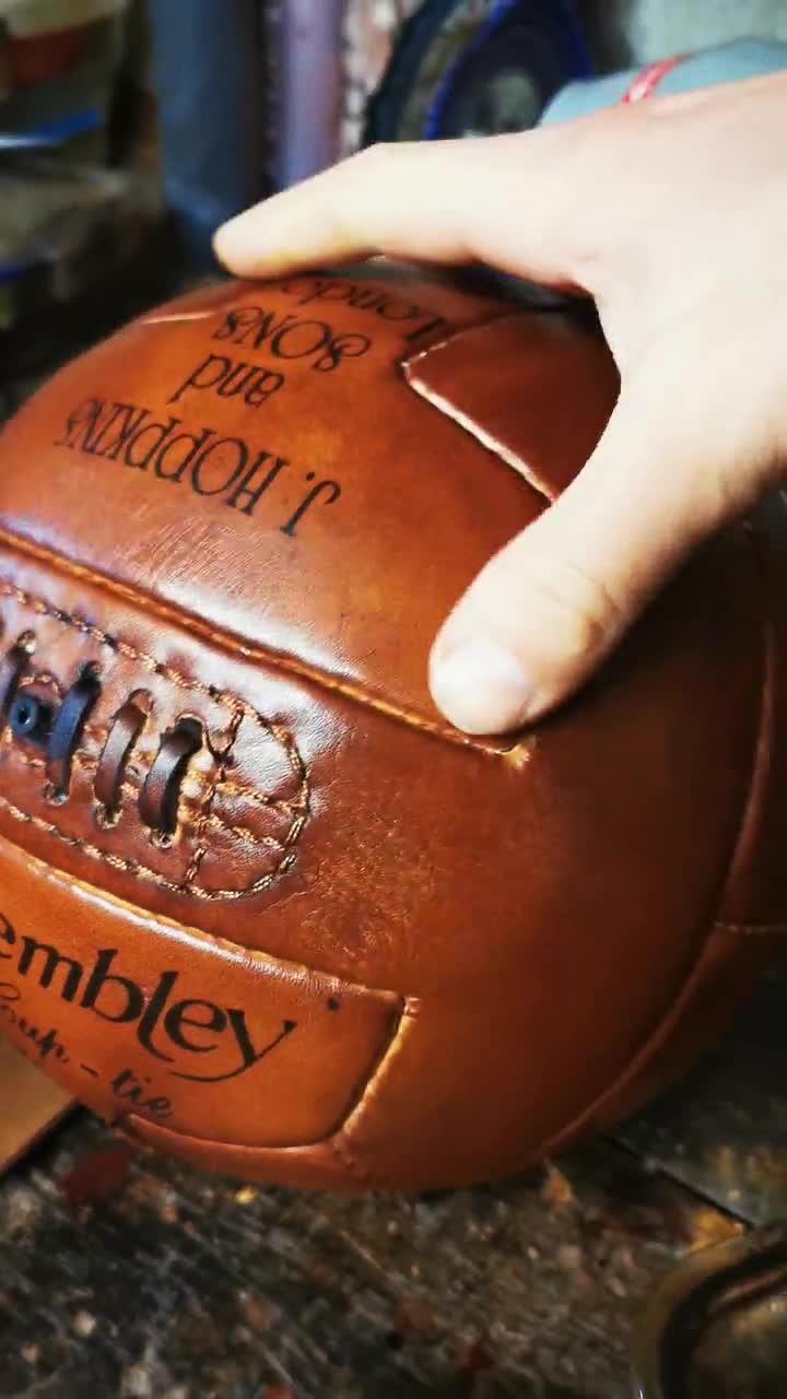Ancien ballon de foot football en cuir sport vintage sans