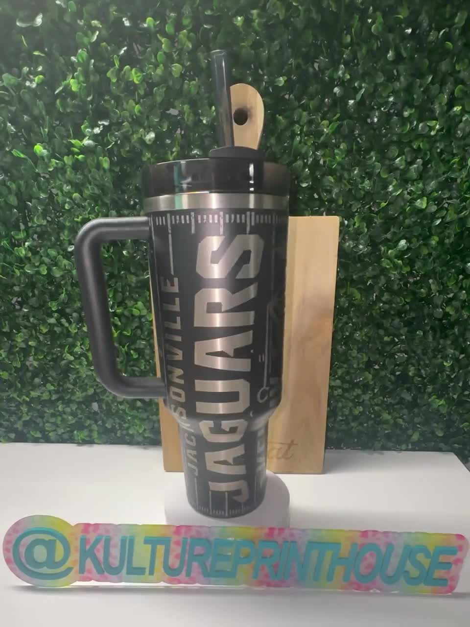 Vaso Stanley de 40 oz con grabado inspirado en la NFL / Copa Stanley deportiva personalizada / Artículos para beber para el día del partido video poster