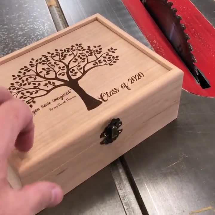 Caja de recuerdo de madera con tapa con bisagras en diseño de