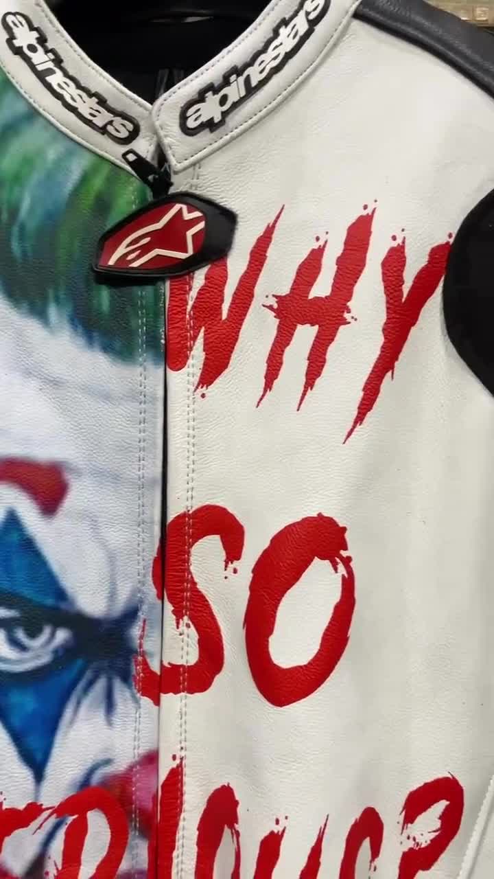 Motorcykelracingläderställ | Joker Design motorcykelställ | Röda och vita helställ video poster