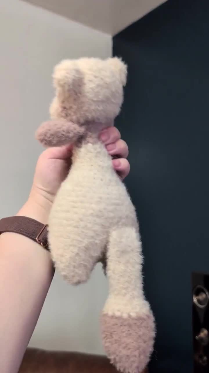 重みのあるふわふわの柔らかいフェレットのかぎ針編みぬいぐるみ