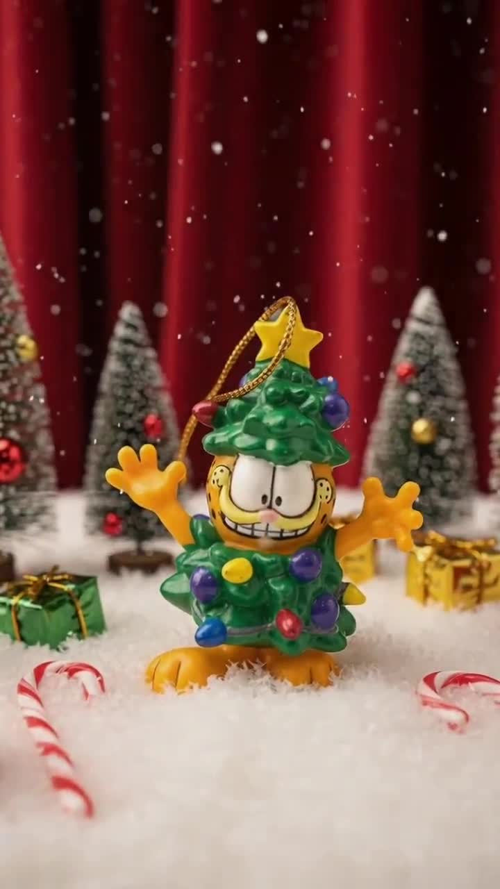 Garfield vintage con disfraz de árbol de navidad, gato, naranja, figura., image size:720x1280