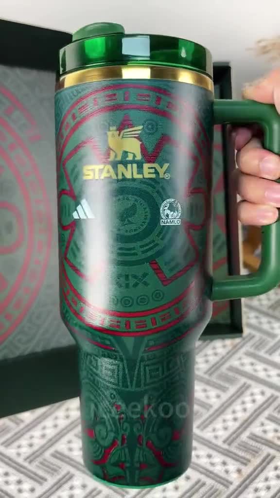 Vaso térmico de 1,1 litros (40 oz) para la Copa Mundial de Fútbol 2026, diseño de Stanley, taza de viaje aislante, regalo ideal para San Valentín, Día de la Madre o Navidad, acero inoxidable. video poster