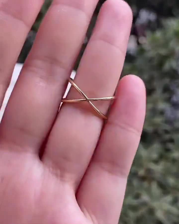 Unikatowy pierścionek X z diamentową obrączką Criss Cross | Pierścionek z litego złota 14K z moissanitem | Prezent w postaci pierścionka zaręczynowego dla kobiet | Prezent na Walentynki video poster