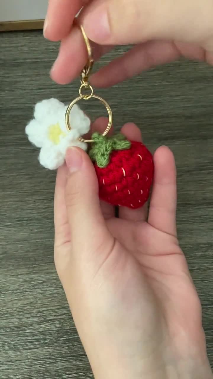 イチゴと花のキーホルダーの編み図 - デジタルPDF即時ダウンロード