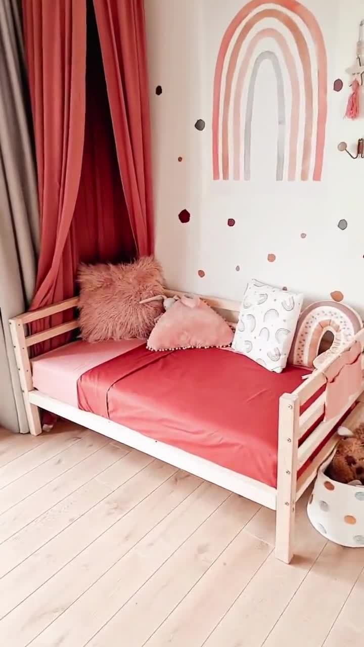  LLS Cama de suelo completo para niños, cama Montessori duradera  con listones de madera, valla de seguridad y puerta pequeña, marco de cama  de piso de madera para niñas y niños