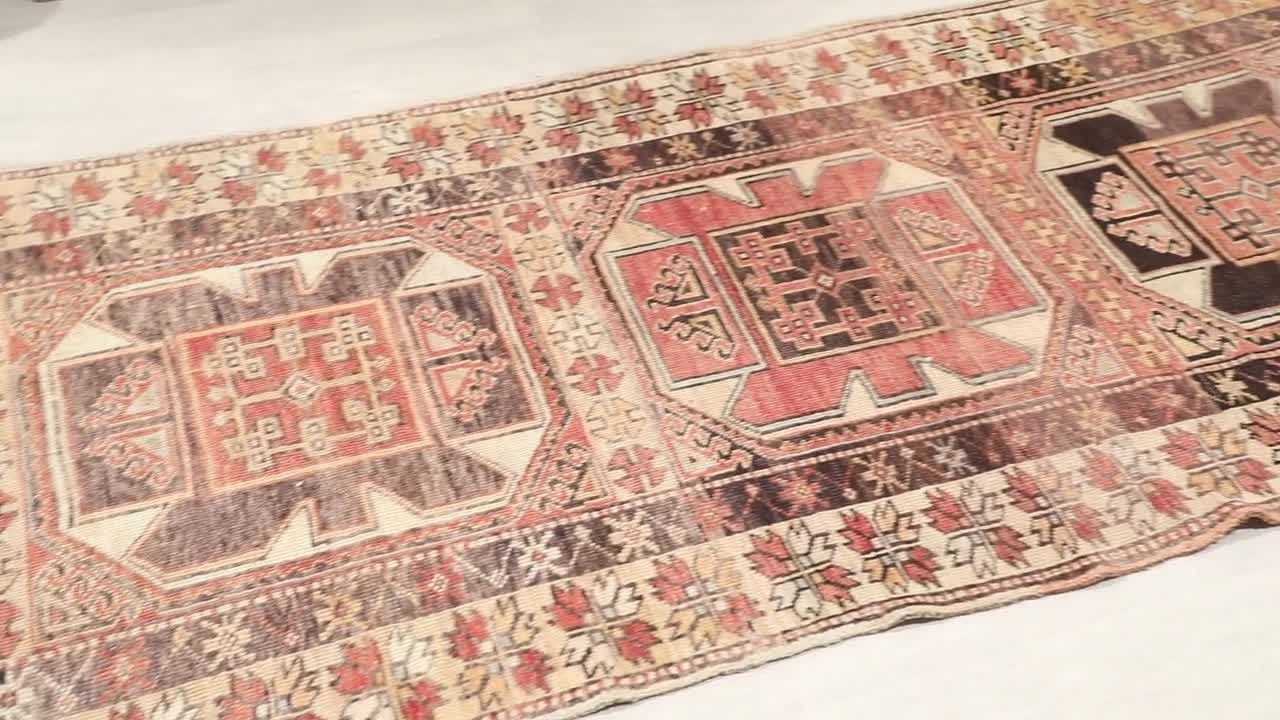 幾何学模様のトルコ製レッドランナーラグ 3'2x11'4フィート：ウール