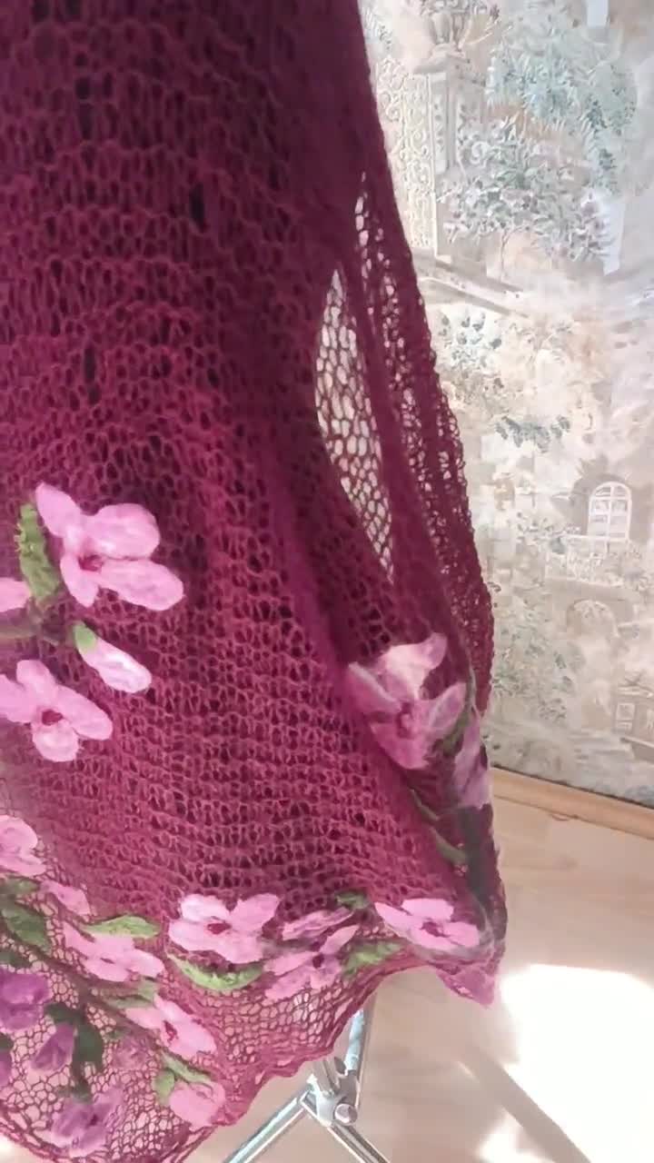 Morbido scialle in mohair fatto a mano con fiori infeltriti realizzati in fibre di lana, seta e Tencel video poster