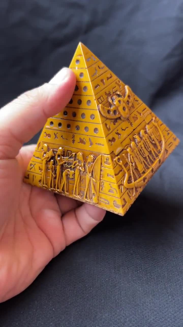 エジプトで作られた象形文字の彫刻が施されたエジプトの黄金の