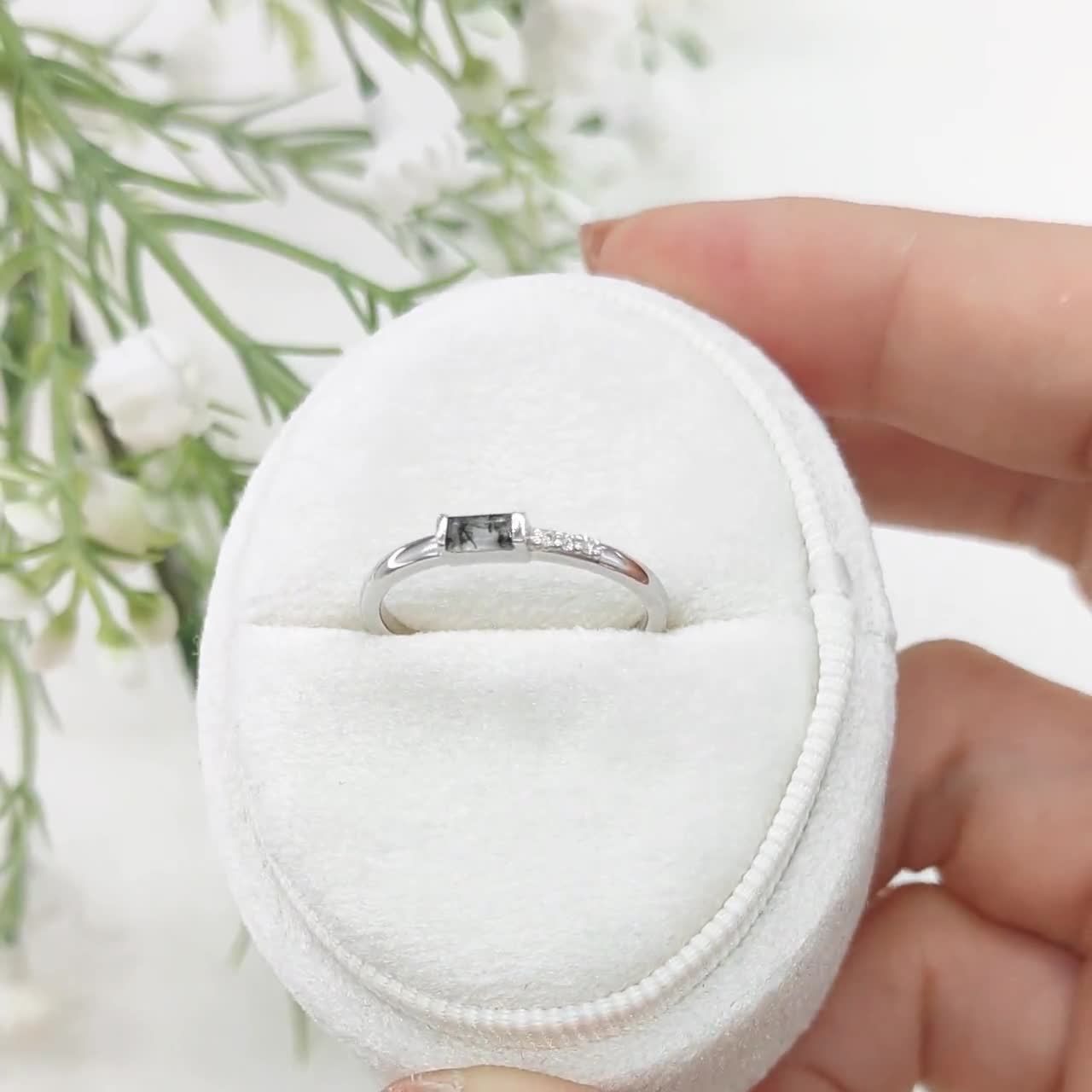 繊細なモスアゲートの結婚指輪 バゲットカット イエローゴールド