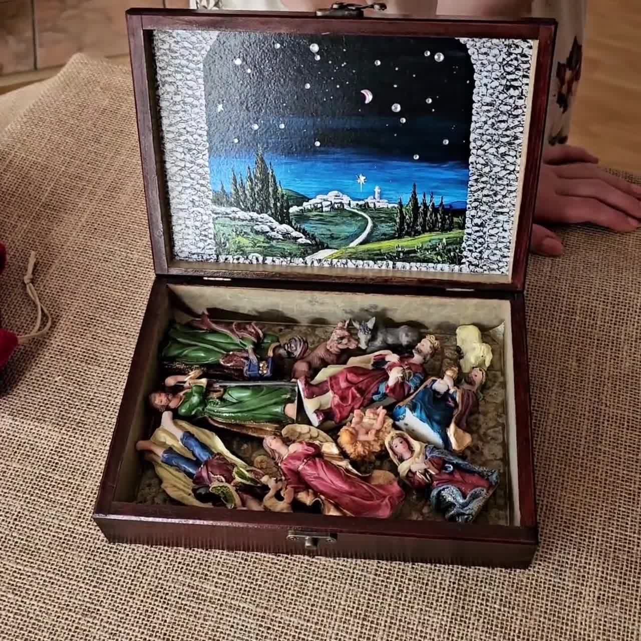 木製の箱に入ったキリスト降誕セット、馬小屋のシーンのフィギュア11体