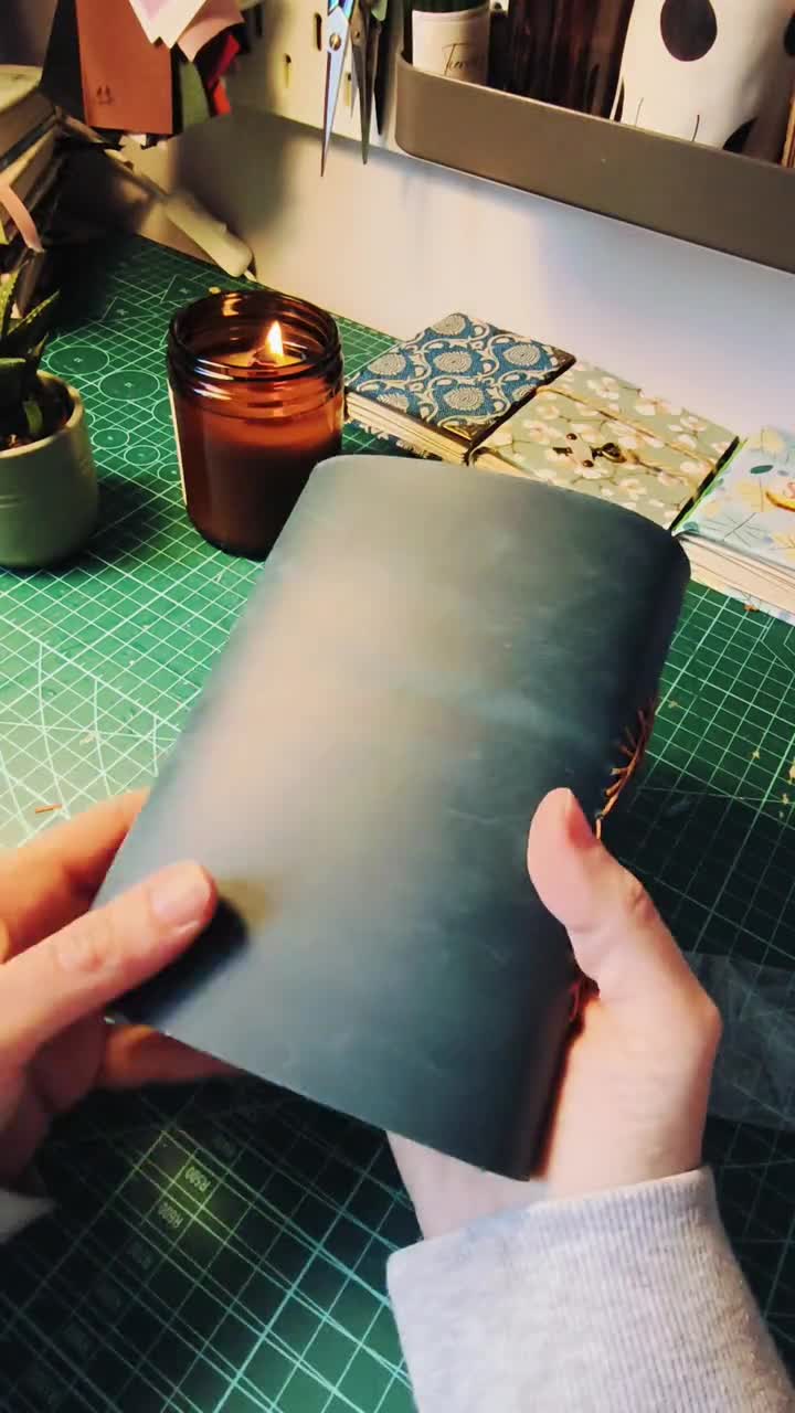 Cuaderno A6 de piel azul, diario de papel reciclado, agenda de viaje de tapa blanda, herramienta de escritura vintage. video poster