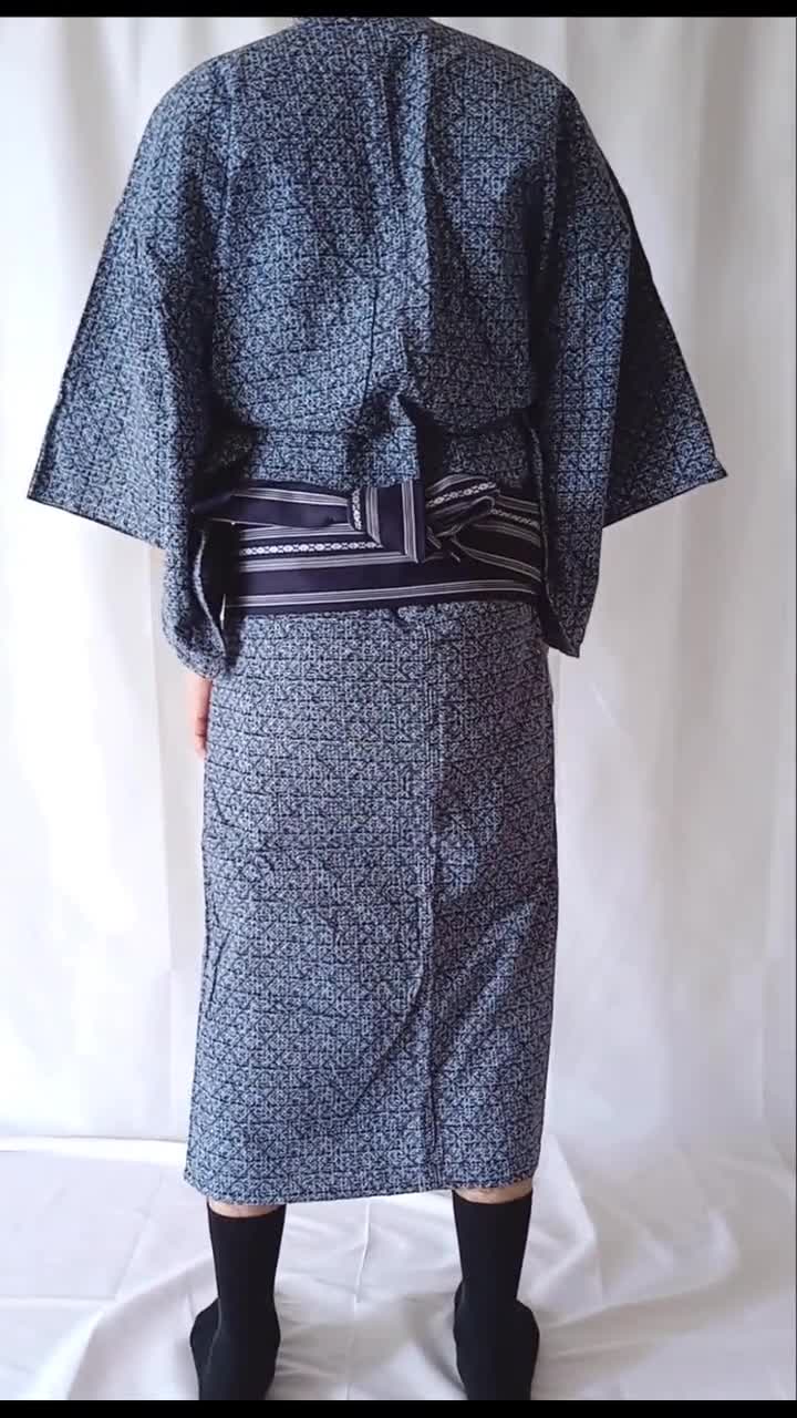 Vintage Japanese Cotton Yukata Kimono: Men's Size S, Abstract Blue Dressing Gown Vintage Japanese Cotton Yukata Kimono: Men's Size S, Abstract Blue Dressing Gown