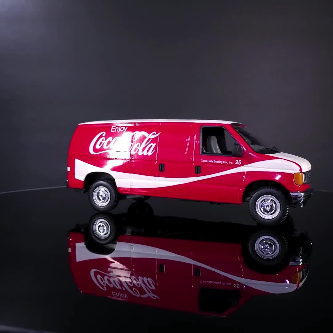 Johnny Lightning Coca-cola 2004 Ford E-250 Cargo Van 1:24 Scale
