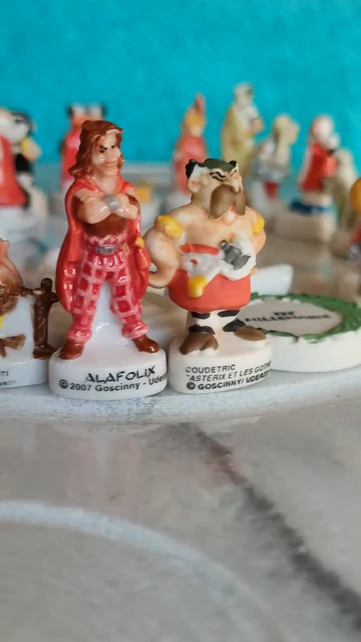 Figurine Astérix Eisa Porcelaine Mate – Astérix Doigt Sur La Bouche, Années 80