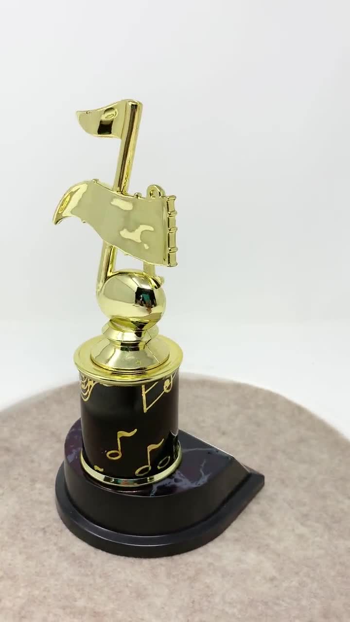 Trofeos con nota musical de Crown Awards con grabado personalizado, 6.0 in,  trofeo personalizado con nota musical dorada en base negra Prime