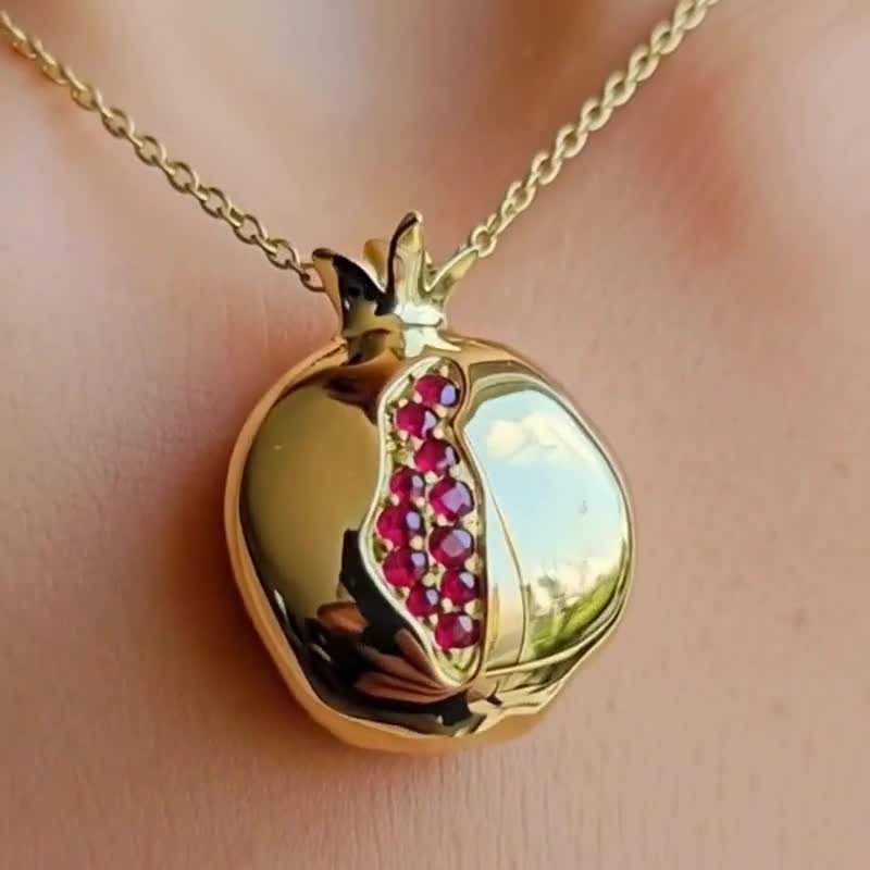 Colgante de granada en oro de 14 quilates con rubí y diseño del mapa de Israel video poster