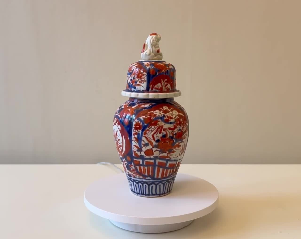 アンティーク 伊万里焼 蓋付き花瓶 1880年頃 – 赤とコバルトブルー