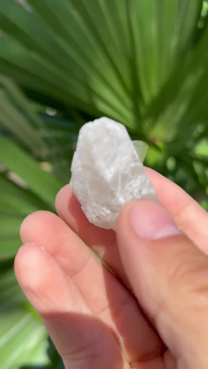 Turmalina verde sobre albita – Elbaíta bicolor de Pakistán / Ejemplar mineral de colección (38 g, 2”) video poster