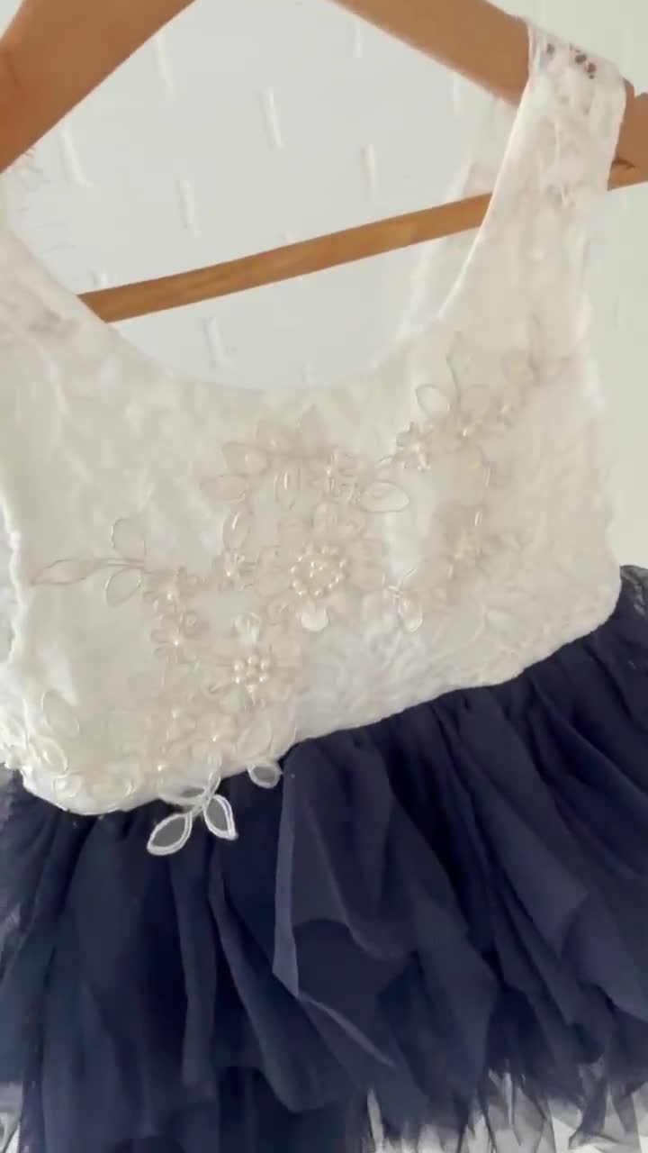 Vestido bohemio de tul con encaje de crochet para niña de las flores, vestido de novia bohemio chic, vestido playero campestre para niña de las flores, vestido de propuesta azul marino y blanco. video poster