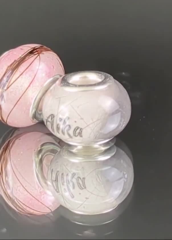 Cuentas conmemorativas de 16 mm de tamaño, rellenas de pelo, cenizas o cordón umbilical; cuenta con nombre; joyería con pelo de mascota; recuerdo personalizado. video poster