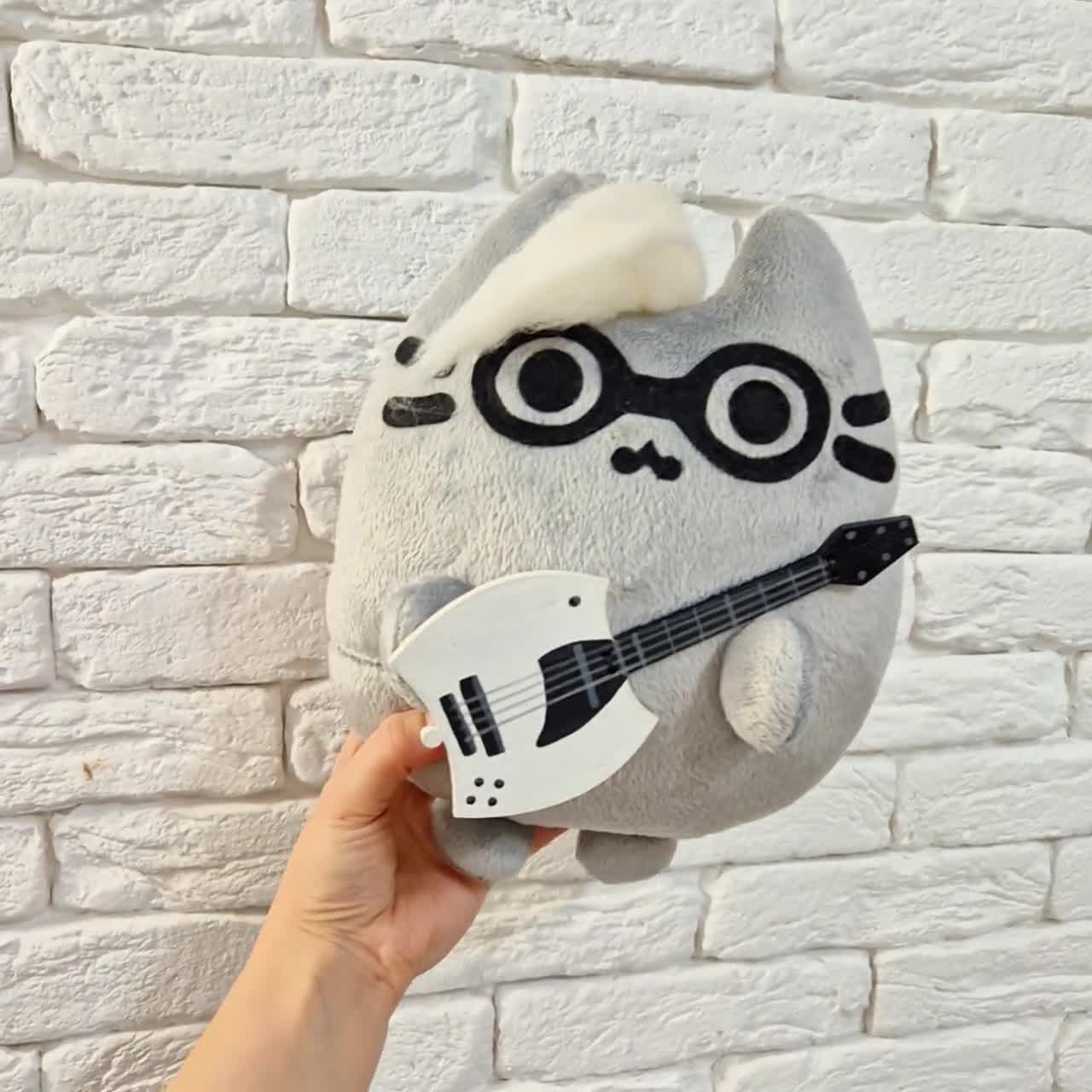 ギターを持ったぬいぐるみロックプシーンキャット：職人手作り