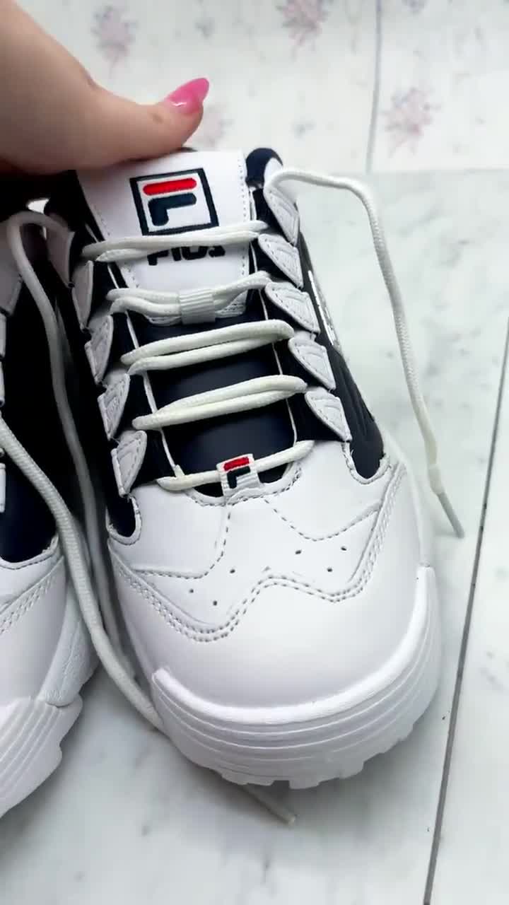 Zapatillas deportivas vintage FILA estilo Disruptor, azul marino y blanco, talla US 8.5, estilo Y2K, ropa urbana deportiva. video poster