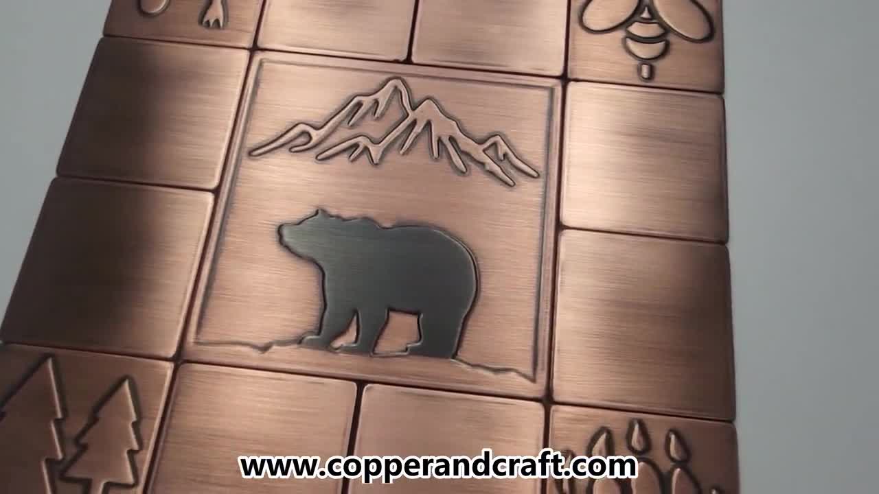 Oso y montañas - - Conjunto de 13 Azulejos hechos a mano - 100% Cobre, Acero Inoxidable o Latón. El protector contra salpicaduras perfecto para los amantes de los osos. video poster